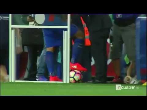 شاهد نجم برشلونة يصطدم بسيارة سواريز