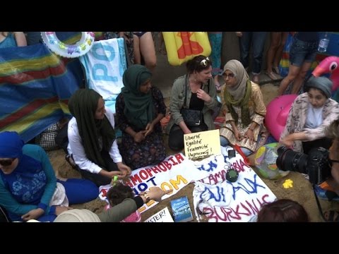 بالفيديو تظاهرة في لندن احتجاجا على قرار حظر ارتداء البوركيني في فرنسا