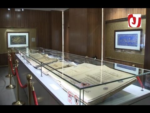 بالفيديو عرض مصحفين بالخط المغربي في معرض القرآن الكريم