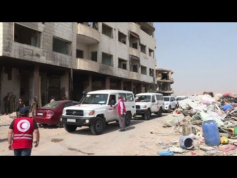 بالفيديو شاهد الهلال الاحمر يدخل داريا السورية