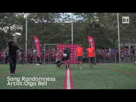 ثنائي بايرن ميونخ في تحدى مع 40 طفلًا