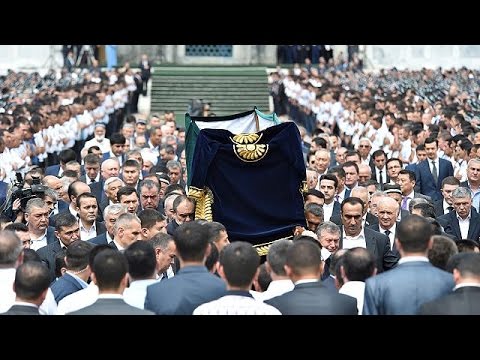 بالفيديو جثمان إسلام كريموف يوارى التراب في مسقط رأسه سمرقند