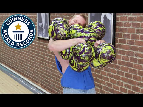 بالفيديو شاهد أكبر عدد من كرات البولينغ يتم حملها في نفس الوقت