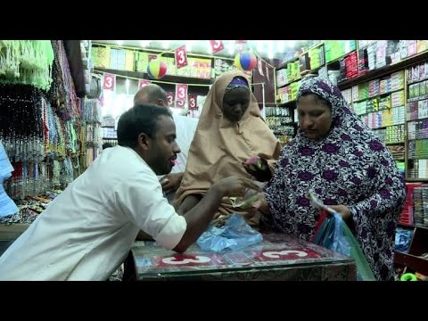 بالفيديو شراء الهدايا والتذكارات تقليد يواكب شعائر الحج