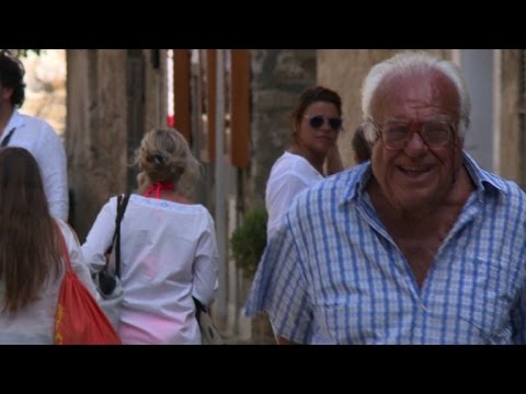 بالفيديو شاهد دراسة تكشف أسرار العمر المديد لسكان بلدة ايطالية