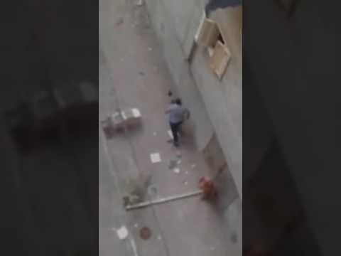 بالفيديو خناقة بالاسلحة البيضاء بين بلطجي واولاده في مواجهة شارع بأكمله