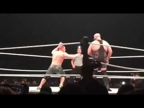 بالفيديو سقوط الحلبة في العملاق بيغ شو وجون سينا يستغل الموقف لصالحه