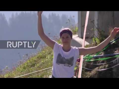 بالفيديو مغامرون أوروبيون يتنافسون في المشي على حبل مشدود بين جبال الألب