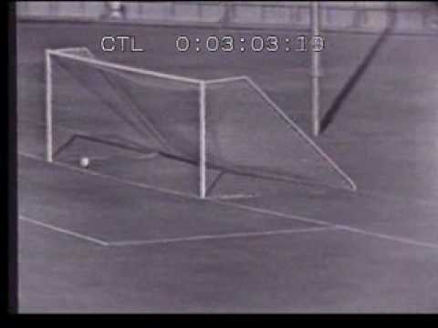 بالفيديو  حارس الأهلي الطائر عادل هيكل الذي أرعب الزمالك