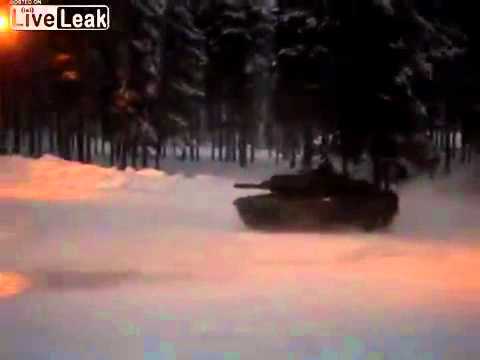 سويدي يتزحلق على الجليد بـدبابة
