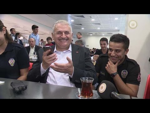 بالفيديو رئيس الوزراء التركي يخطب فتاة لـ شرطي خلال زيارة مقره