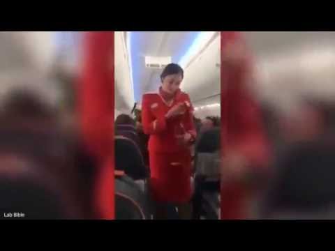 بالفيديو المنتخب السعودي يضع مضيفة في موقف محرج جدًا