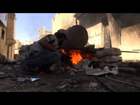 بالفيديو اهالي حلب يصنعون البترول من البلاستيك
