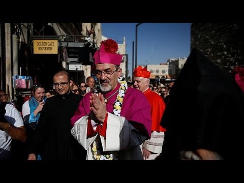شاهد القس بييرباتيستا بيتزابالا يتسَلّم مهامه كمدبَر رسولي