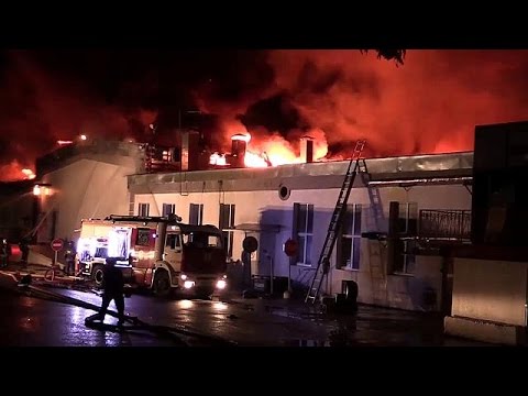 بالفيديو مقتل 8 عناصر من فريق الإطفاء في موسكو في حريق مستودع لأواني البلاستيك