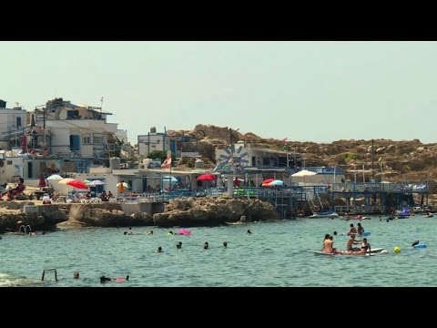 بالفيديو لبنانيون يفرون من بحر ملوث واسعار جنونية الى الاستجمام في الخارج
