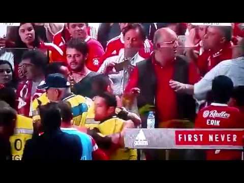 موقف محرج لمدرب الأهلى السابق جوزيه بيسيرو مع جماهير بنفيكا