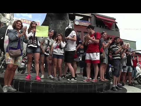 مظاهرات نسائية بالسروال القصير في تركيا