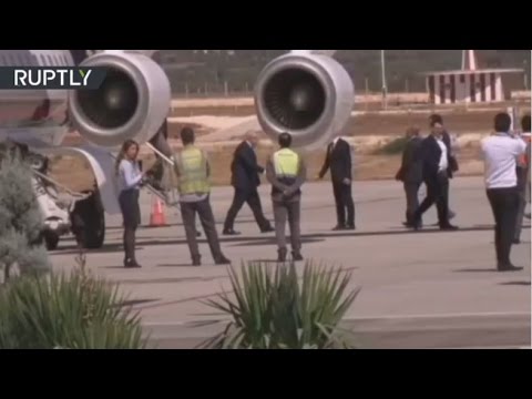 بالفيديو جونسون يصل إلى تركيا لزيارة مخيم للاجئين