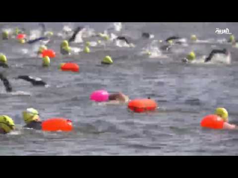 بالفيديو 4 آلاف شخص يسبحون في لندن لأهداف خيرية