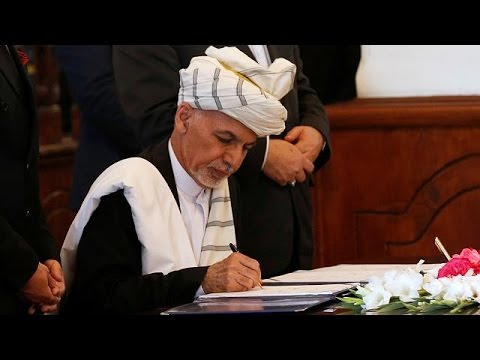 بالفيديو توقيع اتفاق سلام بين الحكومة الأفغانية وقلب الدين حكمتيار زعيم الحزب الاسلامي