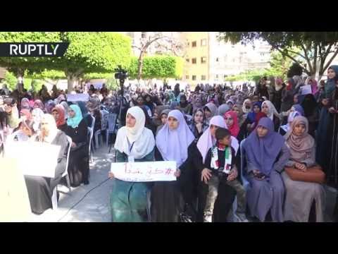 شاهد تظاهرة في غزة ضد مشاركة عباس في جنازة بيريز