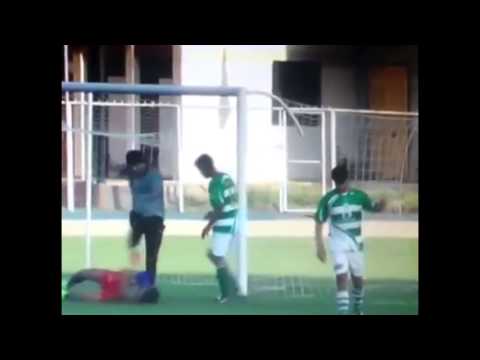 شاهد حارس مرمى تشيلي ينتقم من منافسه