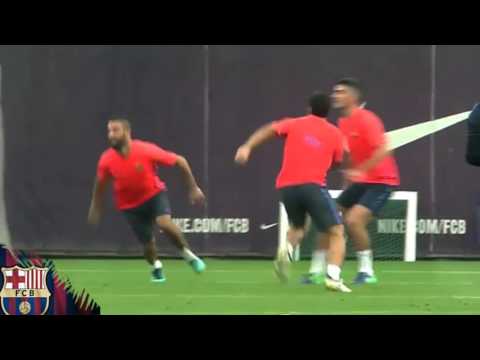 بالفيديو لاعبو برشلونة يسخرون من لويس سواريز في التدريبات