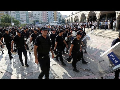 بالفيديو ايقاف أكثر من 12 ألف شرطي عن العمل في تركيا
