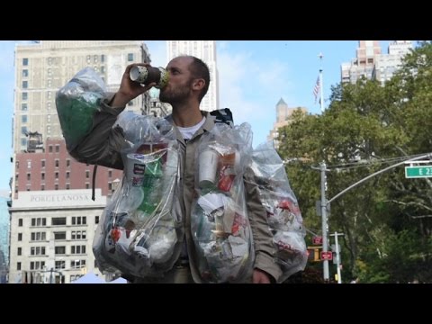 بالفيديو رجل القمامة يجوب شوارع نيويورك