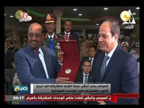 شاهد الرئيس عبد الفتاح السيسي يمنح عُمر البشير نجمة الشرف