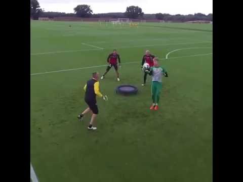 شاهد نوريتش سيتي يبتكر طريقة جديدة لتدريب حراس المرمى