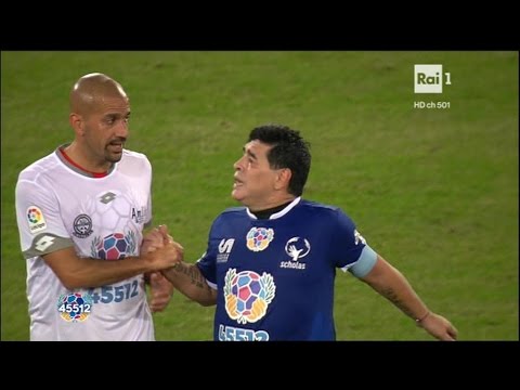 بالفيديو مشاجرة بين مارادونا وفيرون في مهرجان السلام في روما