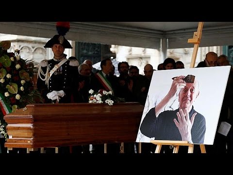 شاهد ميلانو الإيطالية تُشيِّع جثمان داريو فو صاحب جائزة نوبل للآداب المنبوذ