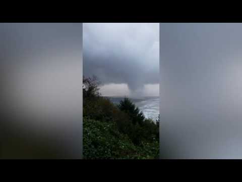 شاهد إعصار نادر يضرب بلدة ساحلية صغيرة في ولاية أوريجون الأميركية