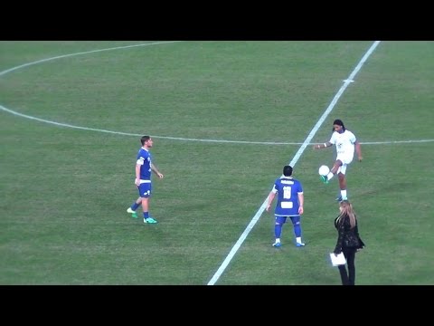 شاهد الأساطير الثلاثة يخطفون الأضواء بلمسات استعراضية أمام الجماهير