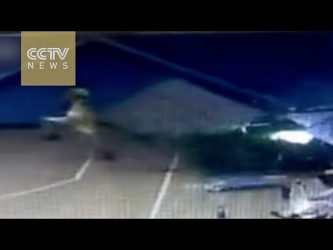 شاهد لاعب كرة سلة ينجو من حادث مروع داخل الملعب