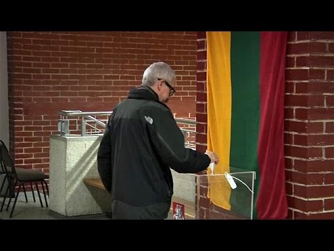 شاهد الليتوانيون يصوتون في الدور الثاني منالانتخابات التشريعية