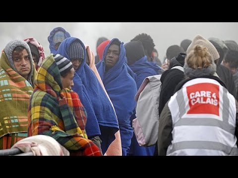 شاهد 100 قاصر أمضوا ليلتهم في العراء عند مخيم كاليه المغلق