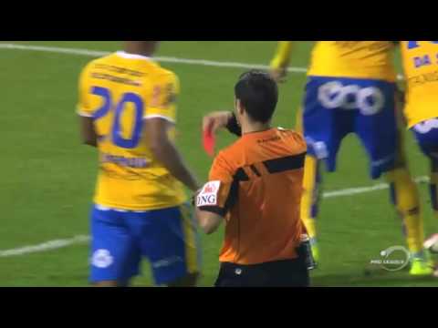 بالفيديو حارس مرمى يمنح الفريق المنافس ضربة جزاء وطرد زميله