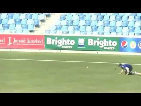 شاهد ما فعله لاعب كريكيت فقد ساقه الصناعية في الملعب