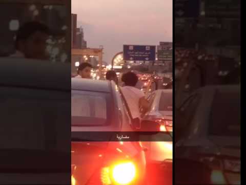 بالفيديو  مشاجرة بين شخصين تتسبب في تعطل حركة المرور في جدة