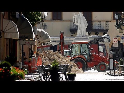 إدارة الحماية المدنية في إيطاليا تواصل إغاثة منكوبي الزلزال