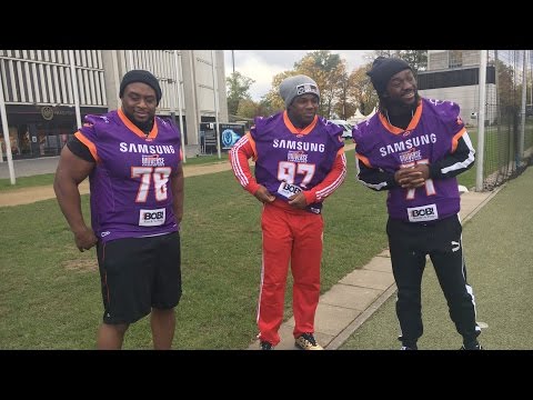 بالفيديو نجوم المصارعة يستعرضون موهبتهم في كرة القدم الأميركية