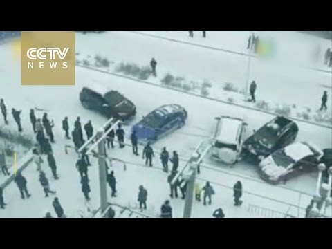 شاهد حادث مروري طريف بفعل الثلوج يسبب موجة من الضحك