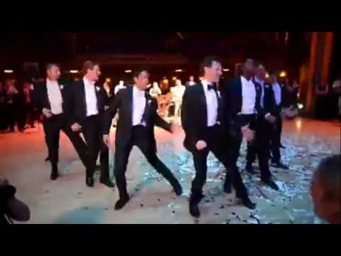 بالفيديو عريس وأصدقاؤه يفاجئون العروس برقصة جماعية مذهلة