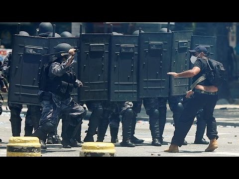 شاهد إقتحام البرلمان في البرازيل رفضًا للسياسة الحكوميّة التقشفيّة