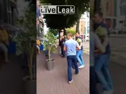 بالفيديو  حارس متجر يلقن شخصين حاولا ضربه درسًا قاسيًا