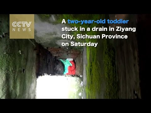 شاهد إنقاذ طفلة تبلغ عامين من شبكة تصريف مياه الأمطار