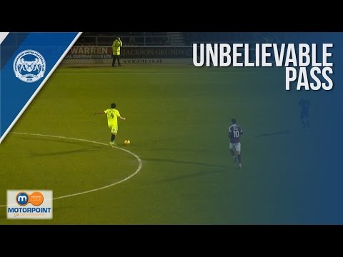 لاعب إنكليزيّ يُمرّر الكرة إلى رجل أمن بدلاً من زميله